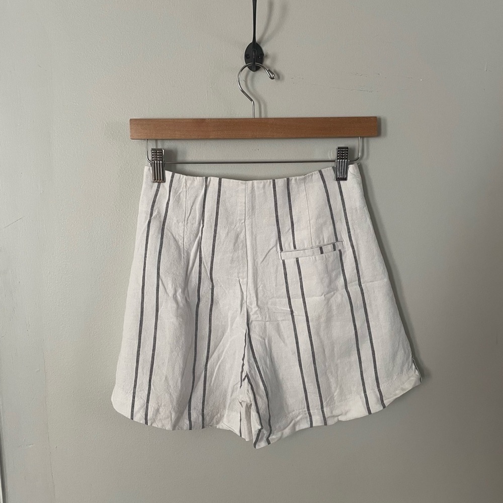 ☀️Women’s White Striped Cotton Pleated Shorts - Picture 2 of 4
